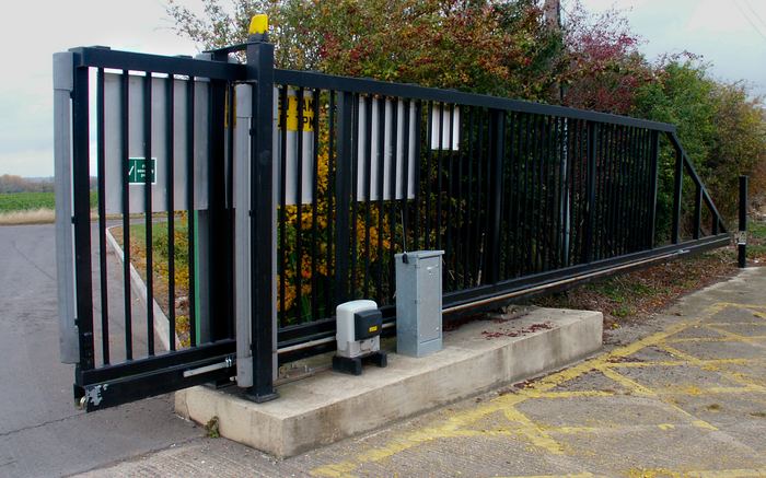 Automated sliding gate with gate motor